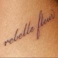 Rihanna le 12 août 2010, elle affiche son nouveau tatouage "Rebelle fleur" dans le cou.