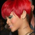 Rihanna le 12 août 2010, elle affiche son nouveau tatouage "Rebelle fleur" dans le cou.