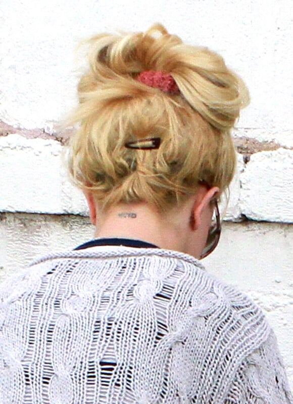 Britney Spears le 8 février 2011 à Hollywood. Elle s'est fait tatouée "Dieu" en Hébreu, mais a mal orthographié son motif.
