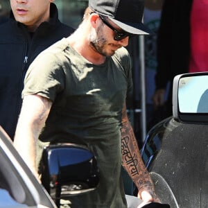 David Beckham sort de son cours de gym à Los Angeles Le 25 Juillet 2015. Il a voulu marquer le prénom de sa belle en sanskrit (une langue indienne) et a finit par faire graver à jamais le prénom "Vihctoria". Raté.