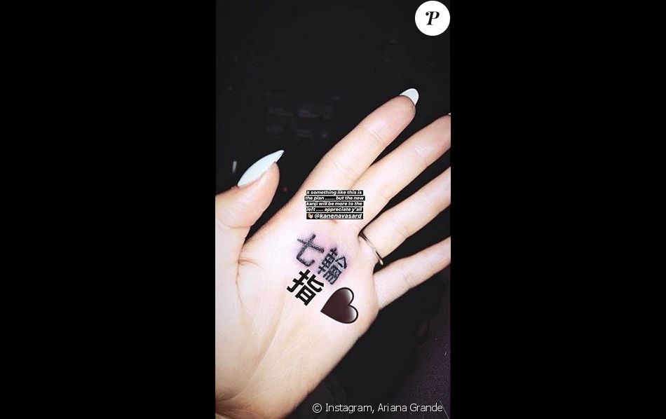 Ariana Grande a modifié son tatouage à la main gauche. Janvier 2019. Purepeople