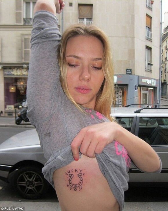 Scarlett Johansson et son tatouage "ignorant" d'un tatoueur français spécialisé dans ce style, qui consiste à faire des motifs aux lignes difformes, pour un rendu assez "amusant".