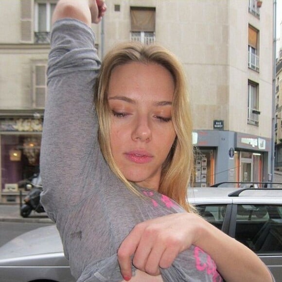 Scarlett Johansson et son tatouage "ignorant" d'un tatoueur français spécialisé dans ce style, qui consiste à faire des motifs aux lignes difformes, pour un rendu assez "amusant".