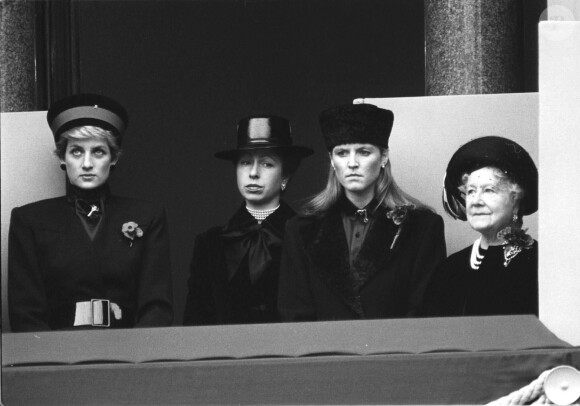 La princesse Diana, la princesse Anne, Sarah Ferguson et la reine mère en novembre 1996.