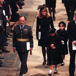 Sarah Ferguson, le prince Andrew et leurs filles Eugenie et Beatrice aux funérailles de Diana en 1997.