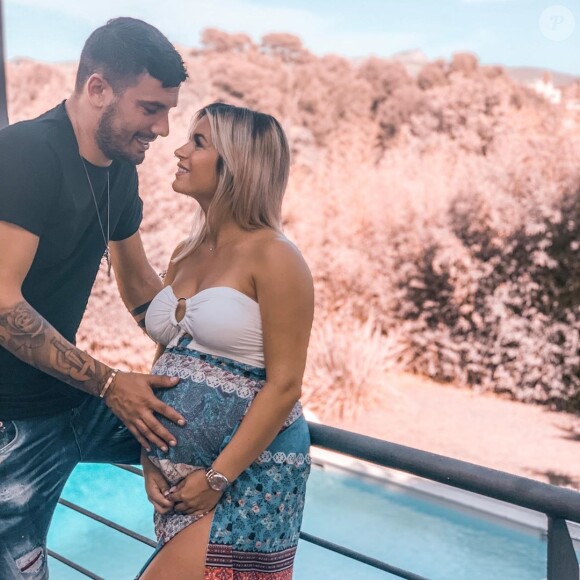 Carla Moreau, enceinte et souriante au côté de Kevin Guedj, le 7 septembre 2019, sur Instagram