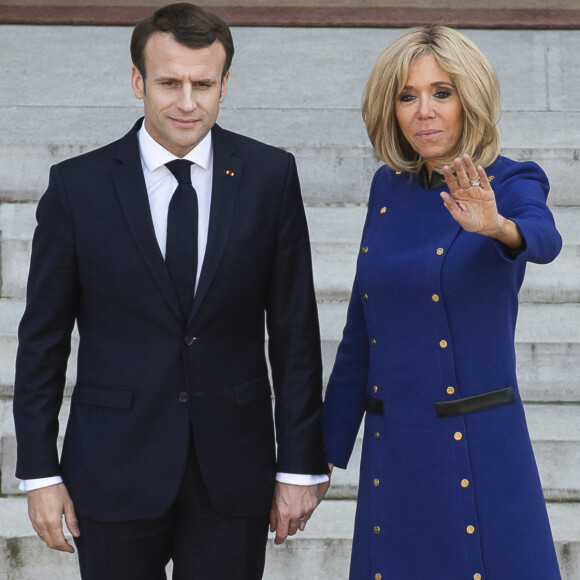 Le président Emmanuel Macron et sa femme la première dame Brigitte Macron - Le président de la République française et la première dame raccompagnent le président de la République populaire de Chine et sa femme à l'issue de la visite d'Etat de 2 jours qui s'achève par un entretien au palais de l'Elysée à Paris le 26 mars 2019. © Eliot Blondet / Pool / Bestimage