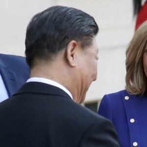 Xi Jinping, Président de la république populaire de Chine, sa femme Peng Liyuan, le président Emmanuel Macron, la première dame Brigitte Macron - Le président de la République française et la première dame raccompagnent le président de la République populaire de Chine et sa femme à l'issue de la visite d'Etat de 2 jours qui s'achève par un entretien au palais de l'Elysée à Paris le 26 mars 2019. © Stéphane Lemouton / Bestimage