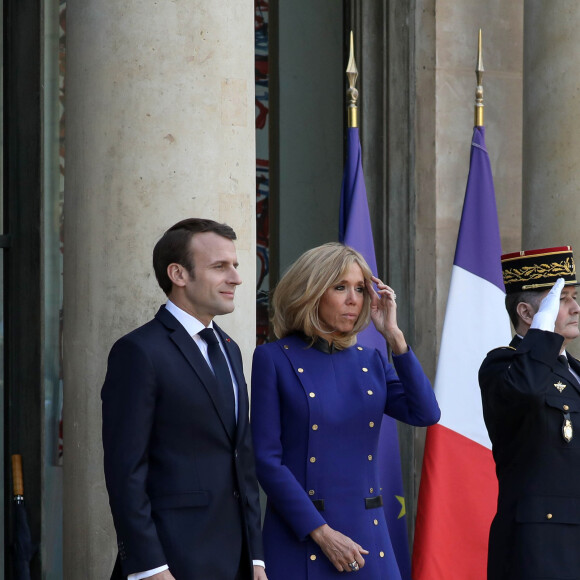 Xi Jinping, Président de la république populaire de Chine, sa femme Peng Liyuan, le président Emmanuel Macron, la première dame Brigitte Macron - Le président de la République française et la première dame raccompagnent le président de la République populaire de Chine et sa femme à l'issue de la visite d'Etat de 2 jours qui s'achève par un entretien au palais de l'Elysée à Paris le 26 mars 2019. © Stéphane Lemouton / Bestimage