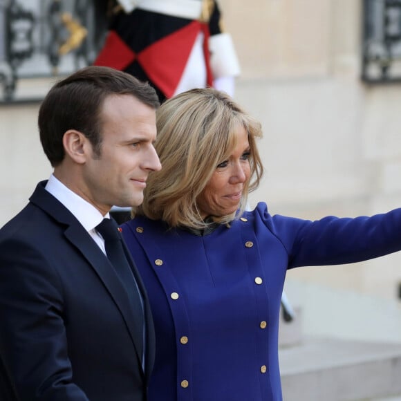 Xi Jinping, Président de la république populaire de Chine, sa femme Peng Liyuan, le président Emmanuel Macron, la première dame Brigitte Macron - Le président de la République française et la première dame raccompagnent le président de la République populaire de Chine et sa femme à l'issue de la visite d'Etat de 2 jours qui s'achève par un entretien au palais de l'Elysée à Paris le 26 mars 2019. © Stéphane Lemouton / Bestimage