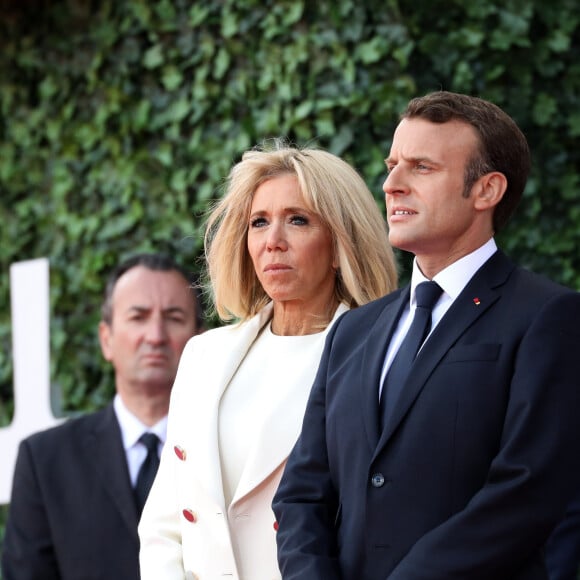 José Pietroboni, chef du protocole, Brigitte Macron, le président Emmanuel Macron lors de la cérémonie franco - américaine au cimetière américain de Colleville sur Mer le 6 juin 2019 dans le cadre du 75ème anniversaire du débarquement. © Stéphane Lemouton / Bestimage