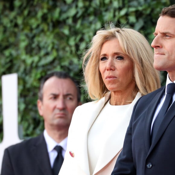 José Pietroboni, chef du protocole, Brigitte Macron, le président Emmanuel Macron lors de la cérémonie franco - américaine au cimetière américain de Colleville sur Mer le 6 juin 2019 dans le cadre du 75ème anniversaire du débarquement. © Stéphane Lemouton / Bestimage