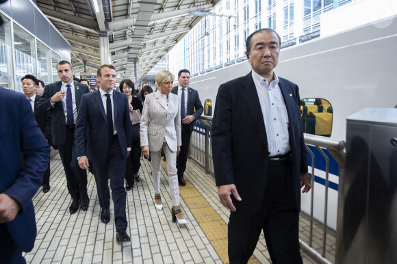 Le président de la République française Emmanuel Macron et sa femme la Première Dame Brigitte Macron arrivent à la gare de Tokyo pour prendre le Shinkansen, le train à grande vitesse japonais, à destination de Kyoto, Japon, le 27 juin 2019. © Eliot Blondet/Pool/Bestimage