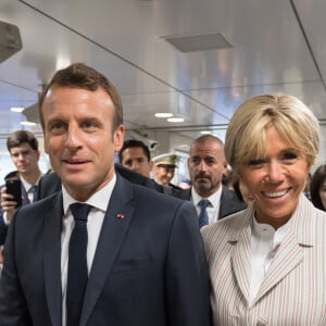 Le président de la République française Emmanuel Macron et sa femme la Première Dame Brigitte Macron arrivent à la gare de Tokyo pour prendre le Shinkansen, le train à grande vitesse japonais, à destination de Kyoto, Japon, le 27 juin 2019. © Jacques Witt/Pool/Bestimage