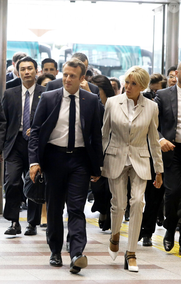 e président de la République française Emmanuel Macron et sa femme la Première Dame Brigitte Macron arrivent à la gare de Tokyo pour prendre le Shinkansen, le train à grande vitesse japonais, à destination de Kyoto le 27 juin 2019. © Dominique Jacovides / Bestimage