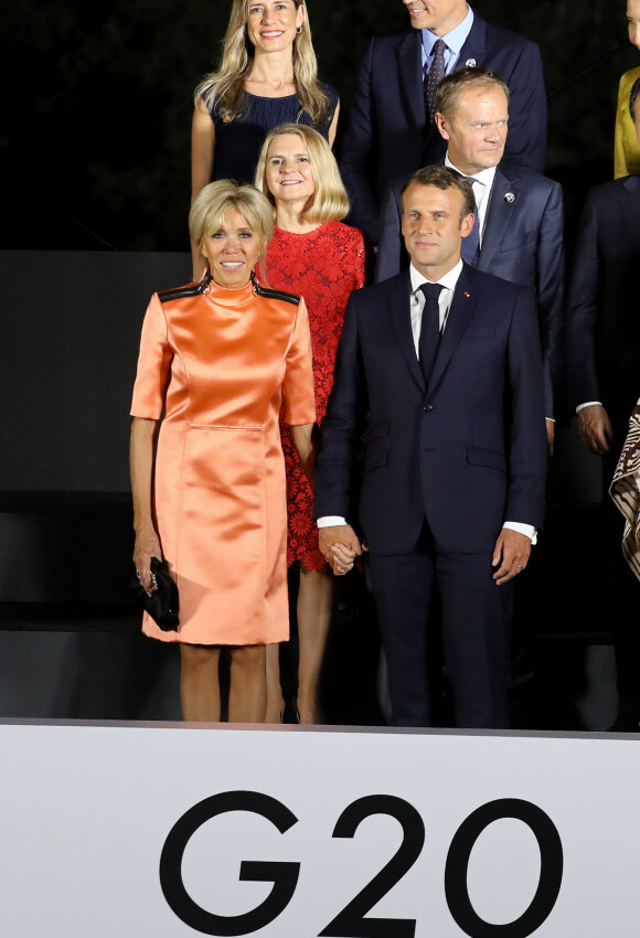 Brigitte Macron, Małgorzata Tusk la femme de Donald Tusk lors de la photo de famille des chefs de délégation et de leurs conjoints lors du sommet du G20 à Osaka le 28 juin 2019 © Dominique Jacovides / Bestimage