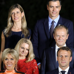 Pedro Sanchez, premier ministre de l'Espagne, sa femme Maria, Donald Tusk, président du conseil européen, sa femme Małgorzata Tusk, le président Emmanuel Macron, sa femme Brigitte lors de la photo de famille des chefs de délégation et de leurs conjoints lors du sommet du G20 à Osaka le 28 juin 2019 © Dominique Jacovides / Bestimage