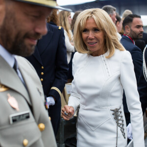 La Première dame Brigitte Macron va saluer la foule à la fin du 139ème défilé militaire du 14 juillet, jour de Fête Nationale, sur les Champs-Elysées. Paris, le 14 juillet 2019. Raphael Lafargue/Pool/Bestimage