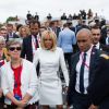 La Première dame Brigitte Macron va saluer la foule à la fin du 139ème défilé militaire du 14 juillet, jour de Fête Nationale, sur les Champs-Elysées. Paris, le 14 juillet 2019. Raphael Lafargue/Pool/Bestimage