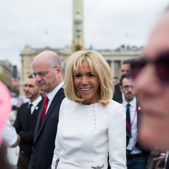 La Première dame Brigitte Macron va saluer la foule à la fin du 139ème défilé militaire du 14 juillet, jour de Fête Nationale, sur les Champs-Elysées. Paris, le 14 juillet 2019. Raphael Lafargue/Pool/Bestimage