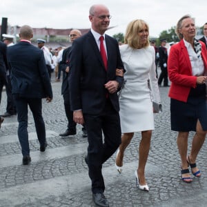 La Première dame Brigitte Macron, Jean-Michel Blanquer, ministre de l'Education Nationale, et Sophie Cluzel, secrétaire d'Etat auprès du Premier ministre, chargée des Personnes handicapées, vont saluer la foule à la fin du 139ème défilé militaire du 14 juillet, jour de Fête Nationale, sur les Champs-Elysées. Paris, le 14 juillet 2019. Raphael Lafargue/Pool/Bestimage