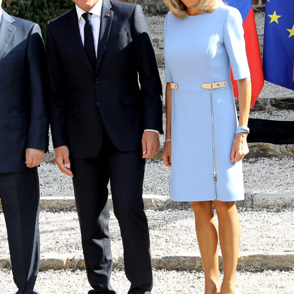 La première dame Brigitte Macron (le bras droit en écharpe) - Le président de la République française reçoit le président de la fédération de Russie au fort de Brégançon le 19 août 2019. © Dominique Jacovides / Bestimage