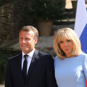 La première dame Brigitte Macron (le bras droit en écharpe) - Le président de la République française reçoit le président de la fédération de Russie au fort de Brégançon le 19 août 2019. © Dominique Jacovides / Bestimage