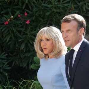 La première dame Brigitte Macron (le bras droit en écharpe) - Le président de la République française reçoit le président de la fédération de Russie au fort de Brégançon le 19 août 2019. 