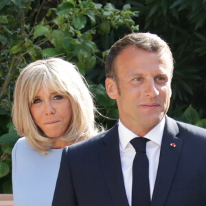 La première dame Brigitte Macron (le bras droit en écharpe) - Le président de la République française reçoit le président de la fédération de Russie au fort de Brégançon le 19 août 2019.