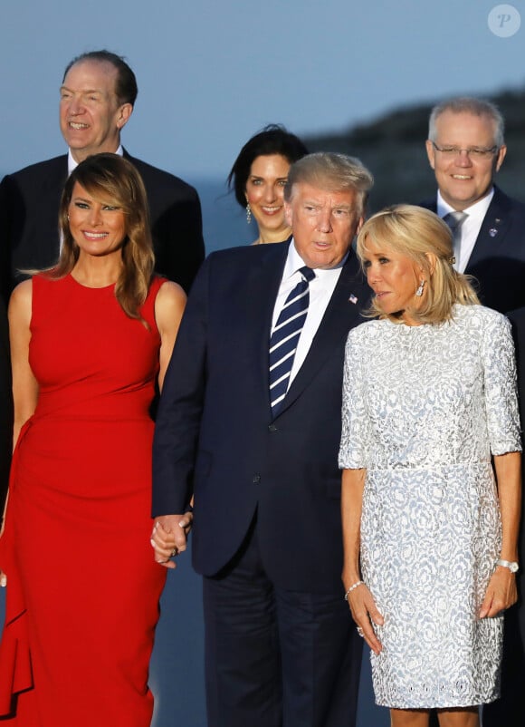 Le président américain Donald Trump, le président français Emmanuel Macron avec sa femme Brigitte Macron - Les dirigeants du G7 et leurs invités posent pour une photo de famille lors du sommet du G7 à Biarritz, France, le 25 août 2019. © Dominique Jacovides/Bestimage
