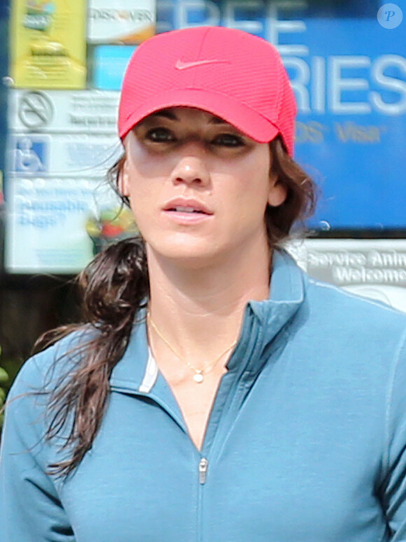 Quelques jours après son arrestation à Seattle, la joueuse de football Hope Solo reste discrète en allant faires des courses dans une épicerie à Los Angeles, le 26 juin 2014.