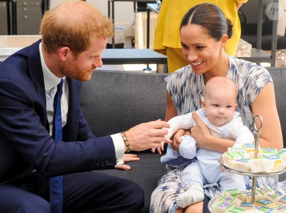 Le prince Harry et Meghan Markle avec leur fils Archie (né en mai 2019) lors de leur première tournée royale en famille en Afrique, en septembre 2019. 