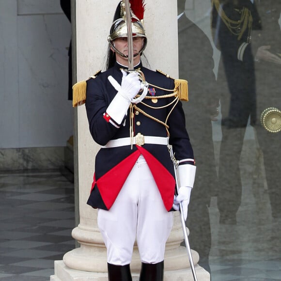 Nicolas Sarkozy, Carla Bruni-Sarkozy - Cérémonie de passation de pouvoir entre Nicolas Sarkozy et François Hollande au palais de l'Elysée à Paris, le 15 mai 2012, quelques mois après la naissance la petite Giulia Sarkozy, bébé présidentiel.