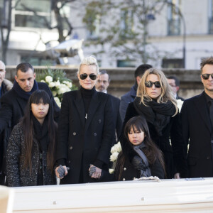Laeticia Hallyday, ses filles Jade et Joy, Laura Smet et David Hallyday devant le cercueil de Johnny Hallyday en l'église de La Madeleine pour les obsèques du Taulier à Paris. Le 9 décembre 2017