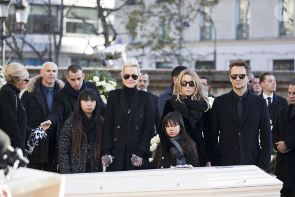 Laeticia Hallyday, ses filles Jade et Joy, Laura Smet et David Hallyday devant le cercueil de Johnny Hallyday en l'église de La Madeleine pour les obsèques du Taulier à Paris. Le 9 décembre 2017