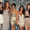Les Kardashian, un phénomène de télé-réalité devenu un empire à plusieurs milliards de dollars. Kylie Jenner, Khloe Kardashian, Kim Kardashian, Kourtney Kardashian et Kendall Jenner aux People's Choice Awards à Los Angeles, en 2011.