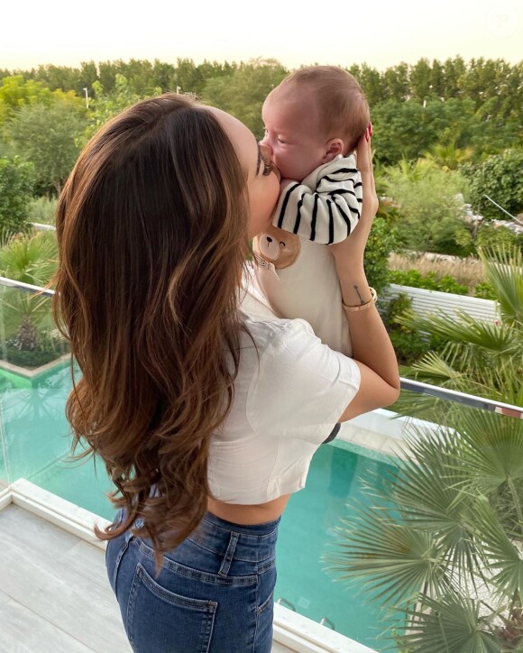 Nabilla Benattia embrasse son fils Milann, photo Instagram du 30 novembre 2019