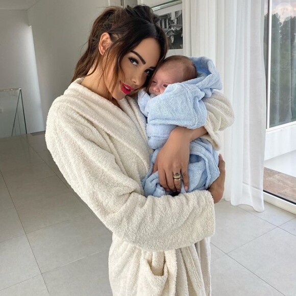 Nabilla Benattia pose avec son fils Milann, le 25 novembre 2019