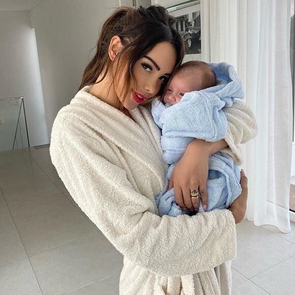 Nabilla Benattia pose avec son fils Milann, le 25 novembre 2019