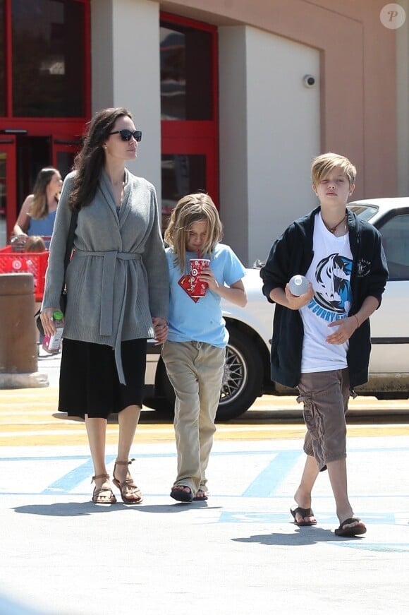 Exclusif - Angelina Jolie fait du shopping avec ses filles Vivienne et Shiloh à Los Angeles le 18 aout 2017.