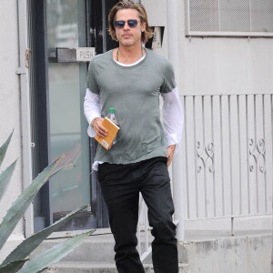 Exclusif - Brad Pitt à la sortie d'un immeuble à Los Angeles, le 16 octobre 2019.