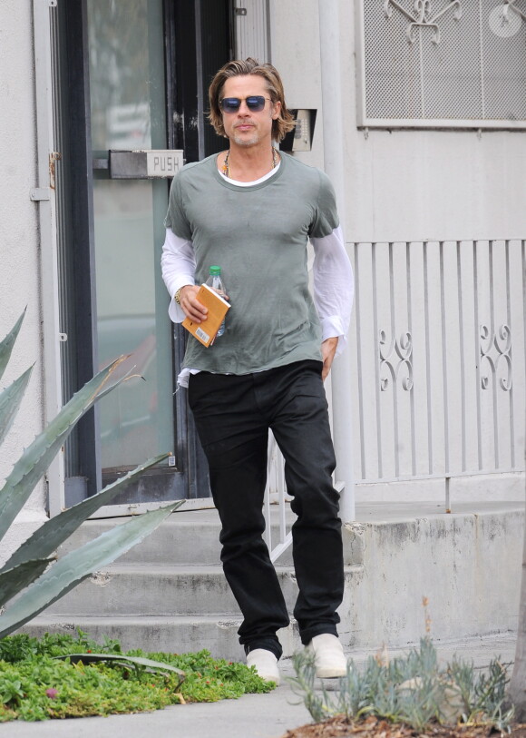 Exclusif - Brad Pitt à la sortie d'un immeuble à Los Angeles, le 16 octobre 2019.