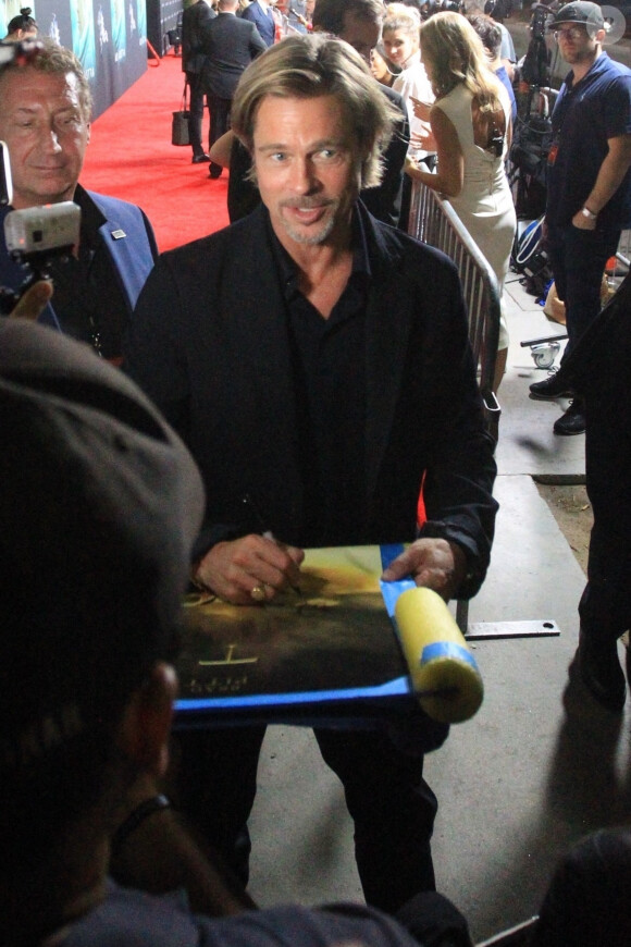 Brad Pitt signe des autographes à son arrivée à la première du film Ad Astra à Los Angeles, le 18 septembre 2019.