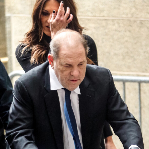 Harvey Weinstein en déambulateur à la sortie du tribunal à New York, le 11 décembre 2019.