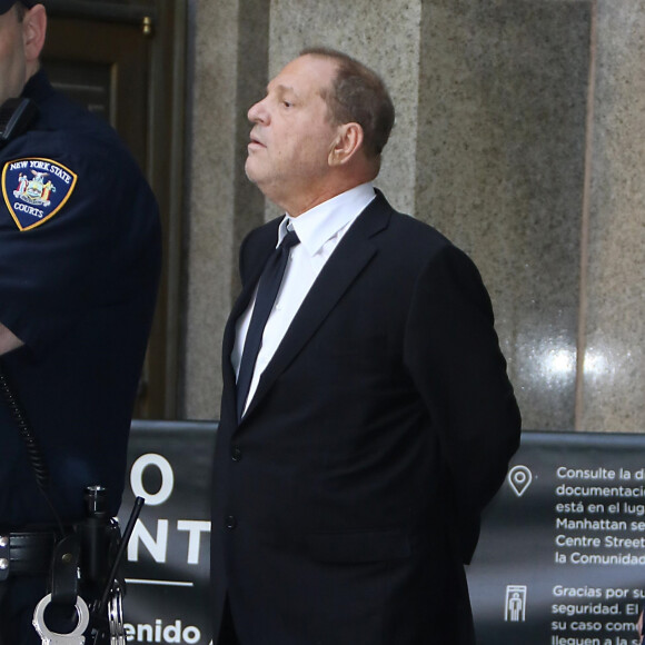 Harvey Weinstein fait un passage à la Cour suprême de l'État de New York pour entendre les nouvelles accusations de l'actrice Annabella Sciorra et le report de son procès le 26 août 2019.