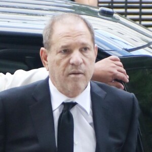 Harvey Weinstein fait un passage à la Cour suprême de l'État de New York pour entendre les nouvelles accusations de l'actrice Annabella Sciorra et le report de son procès le 26 août 2019.