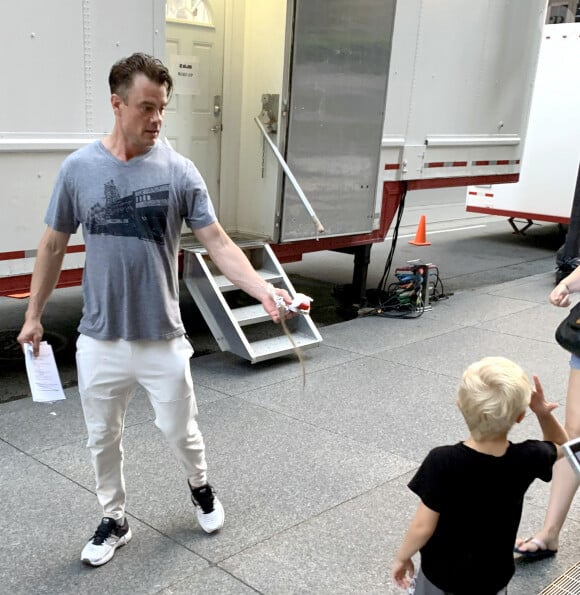 Exclusif - Josh Duhamel joue avec son fils Axl lors d'une pause sur le tournage de la série "Jupiter's Legacy" à Toronto. Le 31 juillet 2019
