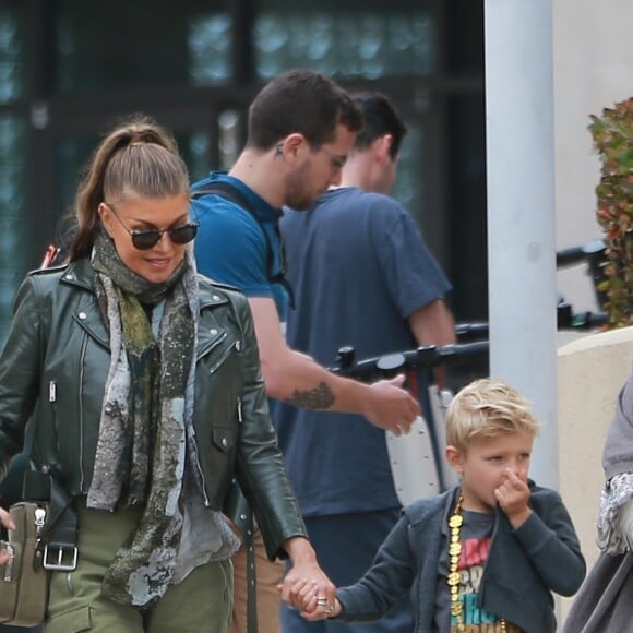 Exclusif - Fergie, sa mère Theresa Ann Ferguson et son fils Axl Jack se rendent dans les studios de l'émission 'Dance with the Kids' à Los Angeles, le 15 juin 2019.