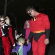 Fergie, son mari Josh Duhamel et son fils Axl Jack sont déguisés pour Halloween dans les rues de Brentwood, le 31 octobre 2016