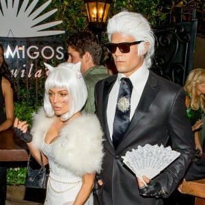 Fergie et son mari Josh Duhamel, en costume Karl Lagerfeld et Chanel, arrivent à la soirée Halloween 'Casamigos Tequila' à Los Angeles, le 30 octobre 2015 @ CPA/Bestimage